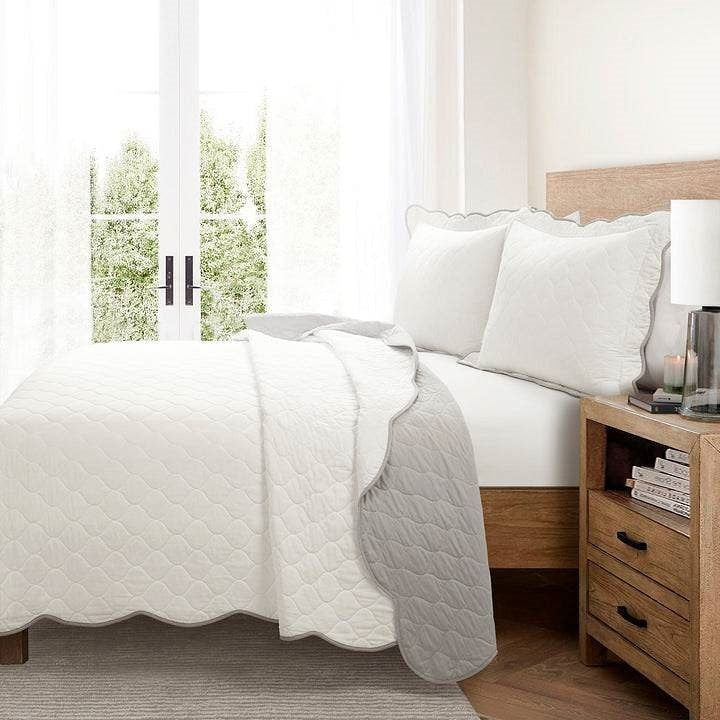 Full/Queen White Grey Scalloped Edge Reversible Thin Light Quilt Set-0