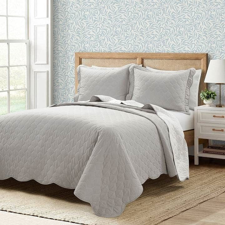 Full/Queen White Grey Scalloped Edge Reversible Thin Light Quilt Set-1